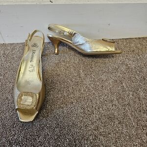J.Renee Classic Gold 6.5 Kitten Heels with Rhinestone Buckle